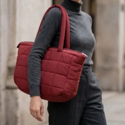 Borsa Tote trapuntata puffer Louise Bordeaux